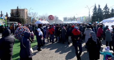 Petropavlovsk, Kazakistan, 21 Şubat 2017 Nauryz kutlama. Kitlesel festivaller insanlar Ulusal kostümleri. Petropavlivk Kazakistan.