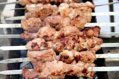 Kömüre pişmiş et şiş şiş üzerinde