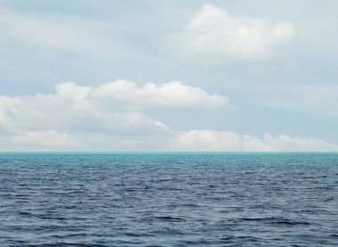 mavi gökyüzü bulutlar ve deniz manzaralı