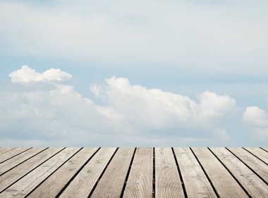 bulutlu gökyüzü karşı ahşap zemin