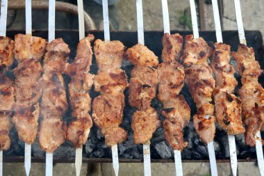 Kömüre pişmiş et şiş şiş üzerinde