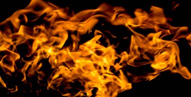 Siyah arkaplanda yanan alevler