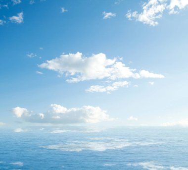 Gökyüzü ve bulutlar deniz suya yansıyan