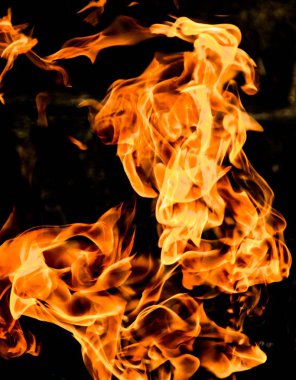 Siyah arkaplanda yanan alevler