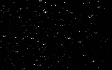 Siyah cam, ıslak cam doku üzerinde yağmur damlaları