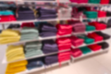 Giyim mağaza raflarında için arka plan bulanık