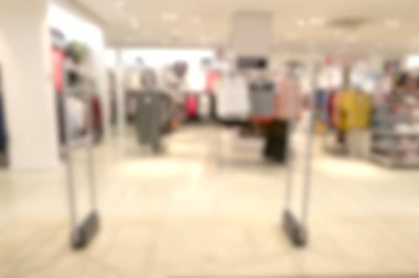 Giyim mağaza raflarında için arka plan bulanık