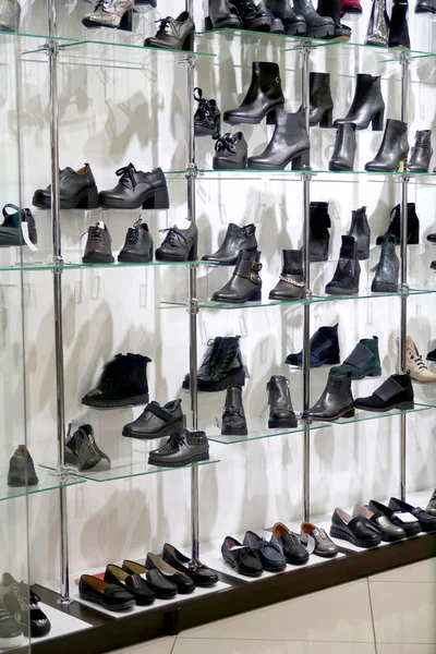 Ayakkabı Ayakkabı Bot Mağaza Raflarında — Stok fotoğraf