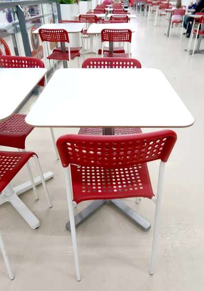 Witte Tafel Rode Stoelen Een Café — Stockfoto