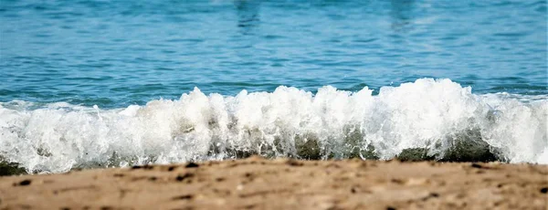 海海岸の波の泡に — ストック写真