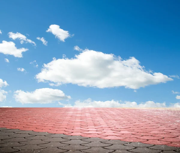 青空と雲の背景の敷石 — ストック写真