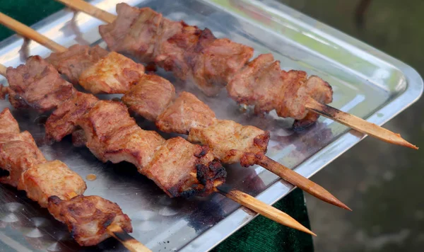 Mariniertes Schaschlik Auf Dem Grill Über Holzkohle Zubereiten — Stockfoto