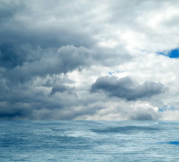 Небо Облака Отражаются Морской Воде — стоковое фото