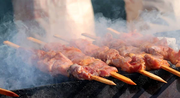 Spieße Fleisch Auf Holzspießen — Stockfoto