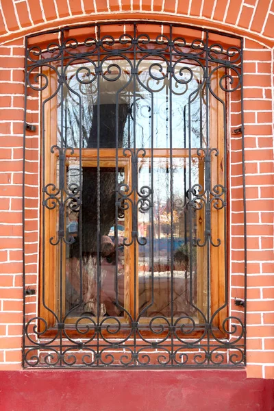 Fenêtre Avec Treillis Dans Une Vieille Maison Brique — Photo