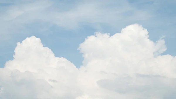 Awan Putih Langit Biru Pada Hari Yang Cerah — Stok Foto