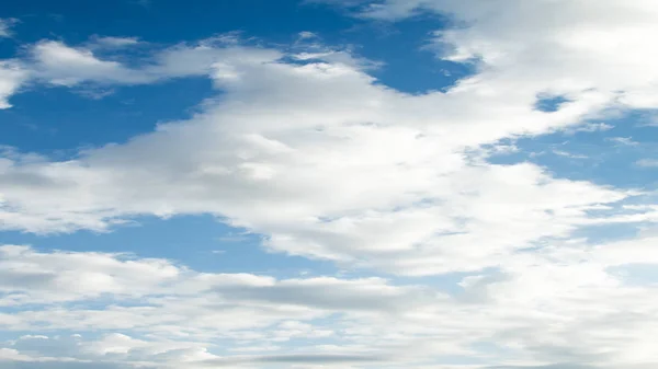 Witte Wolken Een Blauwe Hemel Zonnige Dag — Stockfoto