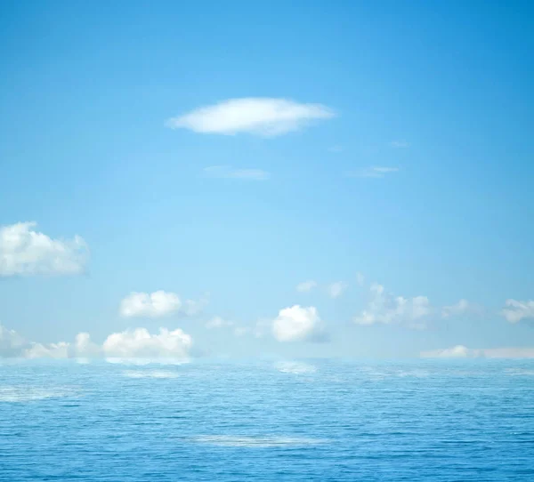 Cielo Nuvole Riflesse Nell Acqua Mare — Foto Stock