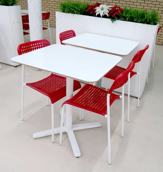 白いテーブルとカフェで赤い椅子 — ストック写真