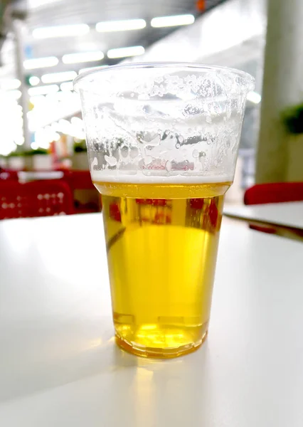 Μπύρα Ένα Πλαστικό Κύπελλο — Φωτογραφία Αρχείου