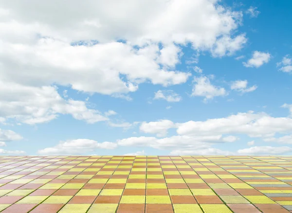 Pflaster Auf Der Straße Gegen Blauen Himmel Mit Wolken — Stockfoto