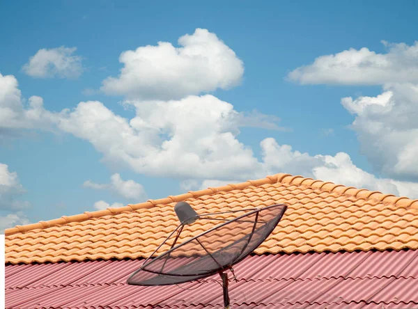 空と雲の屋根の上のアンテナ — ストック写真