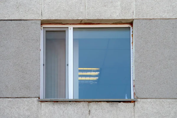 Ein Fenster Einem Naheliegenden Haus — Stockfoto