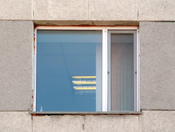 Ein Fenster Einem Naheliegenden Haus — Stockfoto