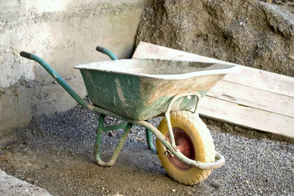 Oude Kruiwagen Met Zand — Stockfoto