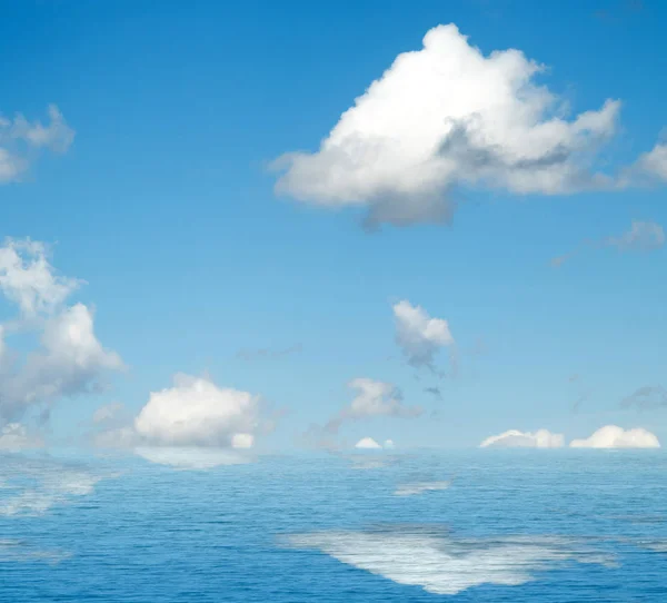 Cielo Nuvole Riflesse Nell Acqua Mare — Foto Stock