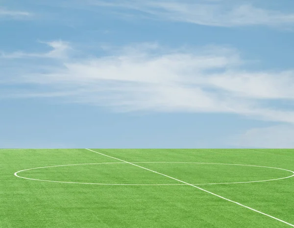 绿色橄榄球场对天空以云彩 — 图库照片