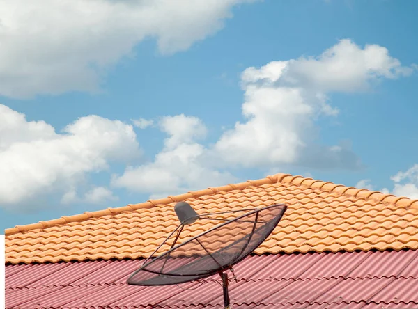 空と雲の屋根の上のアンテナ — ストック写真