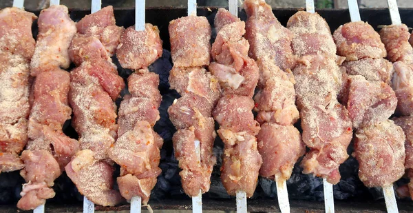 Espetos Carne Espetos São Cozidos Carvão Vegetal — Fotografia de Stock
