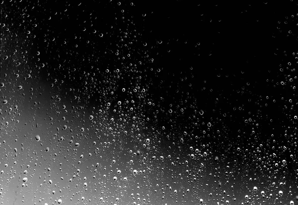 黑玻璃上的雨滴 湿的玻璃质地 — 图库照片