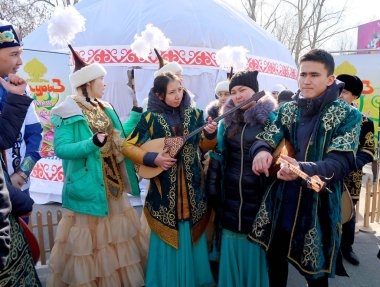 Petropavlovsk, Kazakistan, 21 Şubat 2017 Nauryz kutlama. Kitlesel festivaller insanlar Ulusal kostümleri. Petropavlivk Kazakistan.