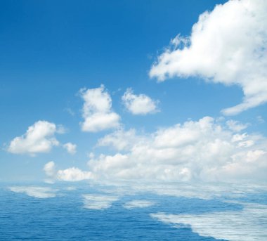 Gökyüzü ve bulutlar deniz suya yansıyan