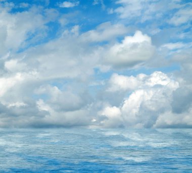 Gökyüzü ve bulutlar deniz suya yansıyan