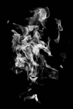 Beyaz Alev siyah arka plan üzerine duman