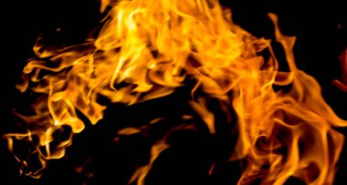 Siyah arka planda yangın