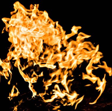 alevler siyah arkaplanda