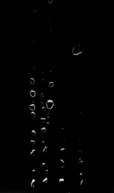 Siyah arkaplanda su damlası