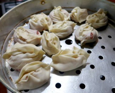 Manty gıda atmak. Lezzetli yemekler.