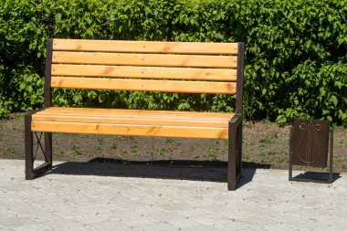 Yaz parkında ahşap bank