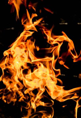 alevler siyah arkaplanda