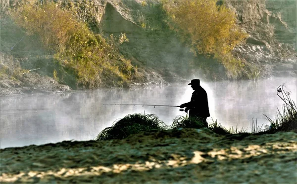 Silhouette Pescatore Nella Pesca Mattutina — Foto Stock