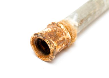 beyaz bir arka plan üzerinde paslı metal boru
