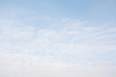 Mavi Gökyüzü bulutlu. Doğa