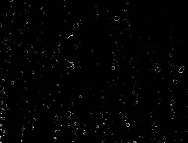 yağmur altında karanlık bir pencere sonra su damlaları