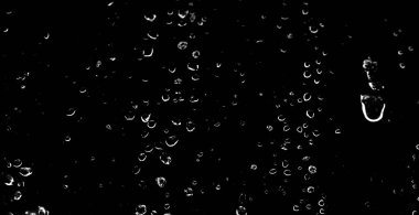 yağmur altında karanlık bir pencere sonra su damlaları