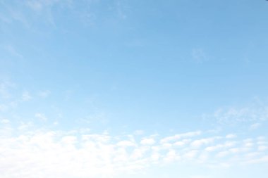 Mavi Gökyüzü bulutlu. Doğa